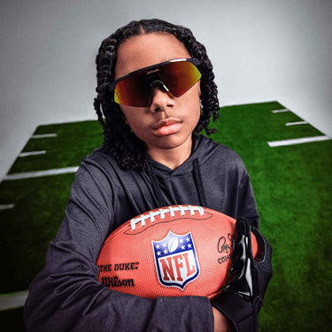 Oakley Occhiali da Sole OJ9015 901509 x Patrick Mahomes II Collection Resistor Sweep Galaxy Scuro/Prizm Ruby Bambini 1