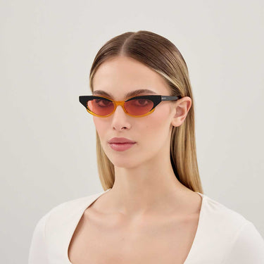 Alexander McQueen Occhiali da Sole AM0544S 005 Nero/Rosso Donna 4